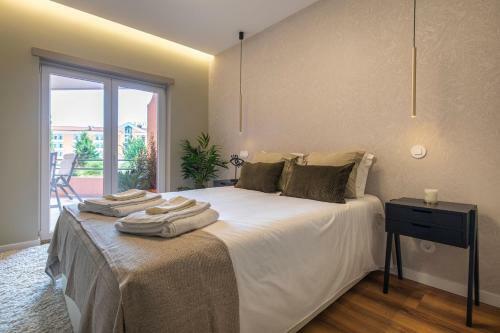 Deluxe 2bdr Apartment In Carcavelos By Lovelystay