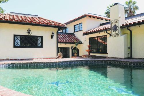 Hostal Mediterranean Chic Home With Pool & Bbq - 3 Br/2ba