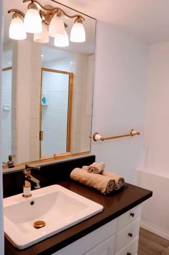 Hostal Mediterranean Chic Home With Pool & Bbq - 3 Br/2ba
