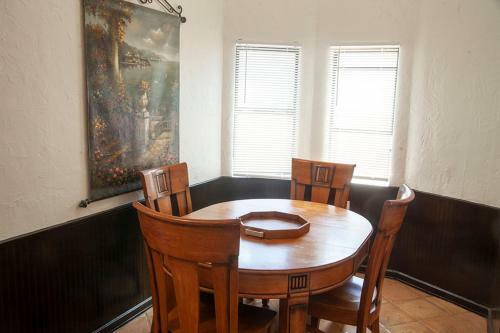 Cozy Cottage In Noho Arts District