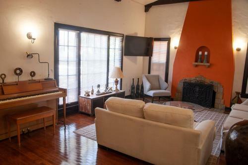 Cozy Cottage In Noho Arts District