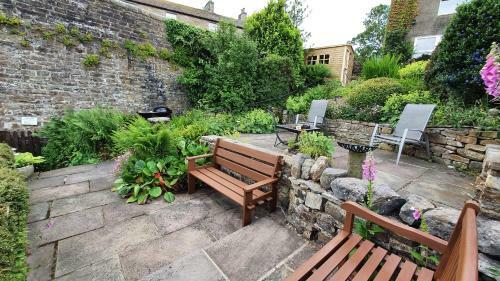 Bridge Cottage, Bainbridge, With Riverside Garden!