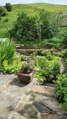 Bridge Cottage, Bainbridge, With Riverside Garden!