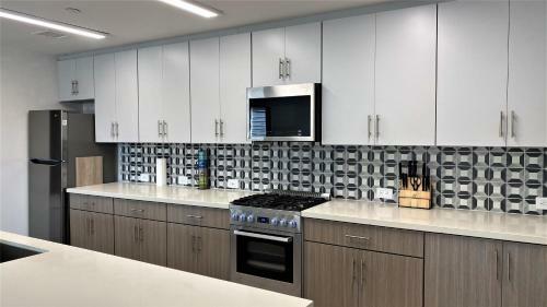 Beautiful And Sunny 3bd 2ba Hollywood Apartment