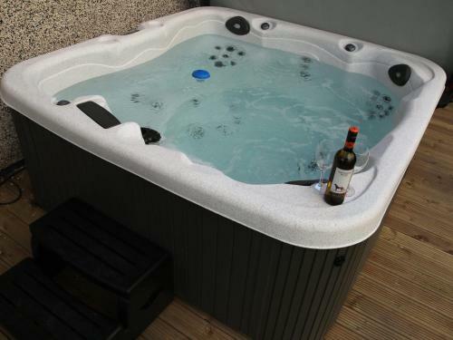 Swyn Y Mor Beach Close Pet Friendly Hot Tub