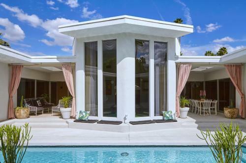 The Establishment, Quintessential 1969 Villa