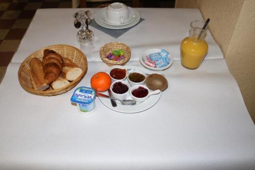 Hotel Logis Le Port Saint Aubin