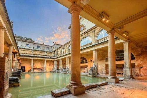 Stunning & Central Milsom Street Apartment