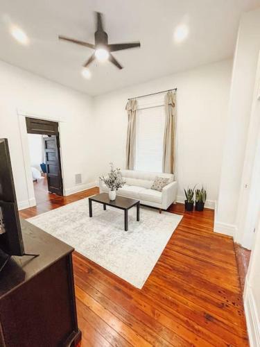 Stylish Spacious Apartment With King And Queen Beds