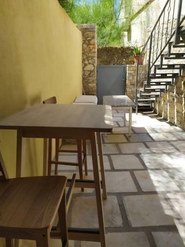 Apartamento Ermoupolis 1834 Traditional Stone Yard House