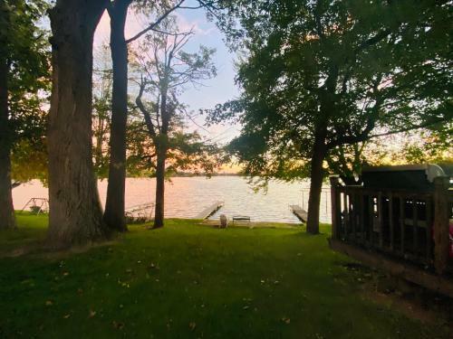Cottages On Sand Lake - The Lakeside Cabin
