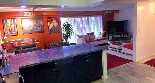 Apartamento Stylish 2 Bd Condo W/balcony!