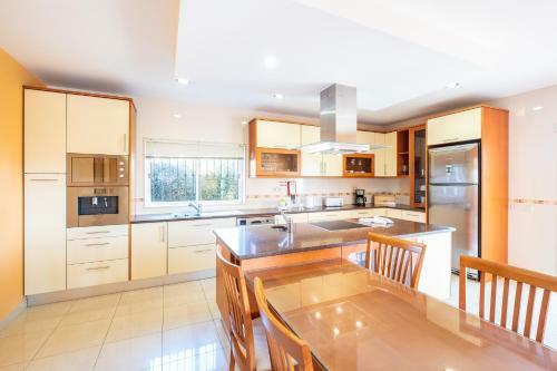Villa Cordeiro - Heated Pool - Free Wi-fi - Air Con
