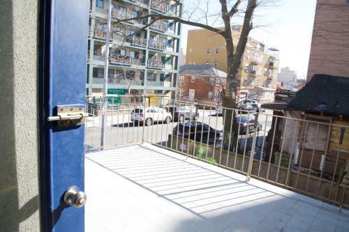 Modern Brighton Room-with Balcony-5min To Beach-separate Entrance