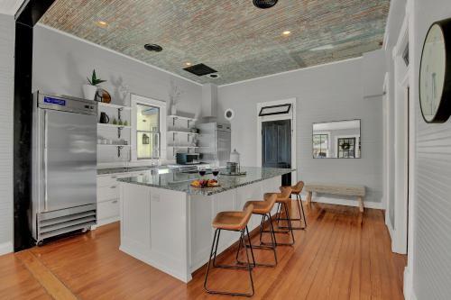 Gorgeous Home 1 Blk From Main With Hot Tub & Fire Pit!