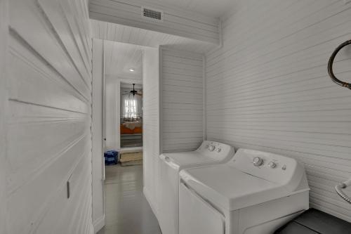 Gorgeous Home 1 Blk From Main With Hot Tub & Fire Pit!