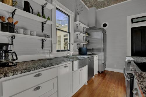 Gorgeous Home 1 Blk From Main With Hot Tub & Fire Pit!