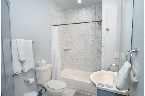 Vibrant Fully Gated 2br2ba 4 Mins From Downtown