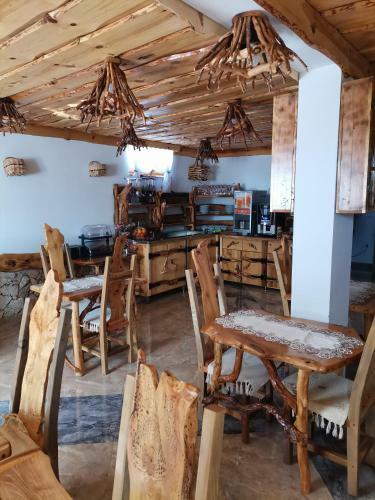 Hostal Rustic Inn River 3