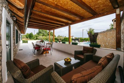 Poolincluded - Amazing Estate Uzelac