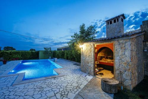 Poolincluded - Amazing Estate Uzelac