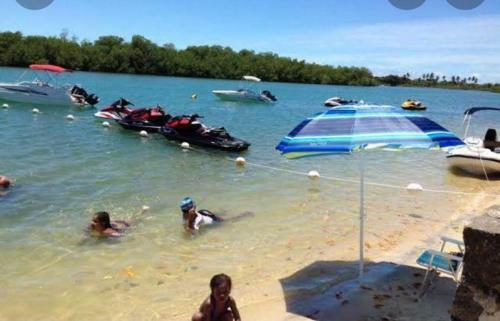 Linda Casa Com Piscina Em Condom�nio Fechado...