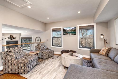 Ontario Manor Unit A