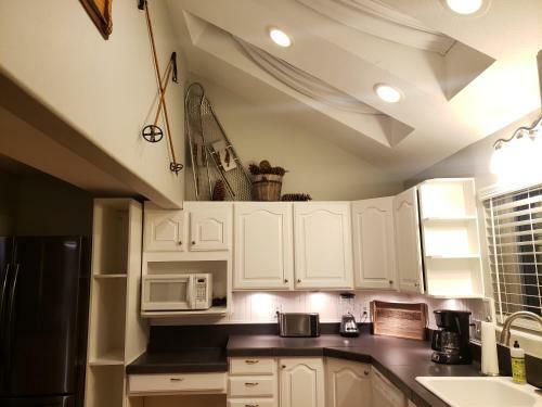 Spacious Ski House W/fireplace & Fenced Yard!