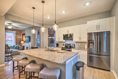 Bright Home With Backyard, 3 Miles To Downtown!