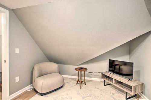 Bright Home With Backyard, 3 Miles To Downtown!