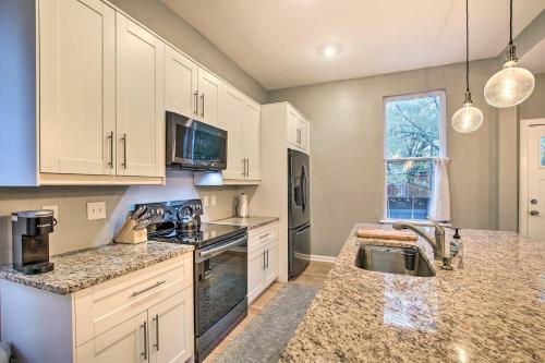Bright Home With Backyard, 3 Miles To Downtown!