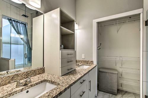 Bright Home With Backyard, 3 Miles To Downtown!