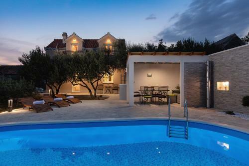 Villa Alinica Dvori / Pool / Serenity / Brand New