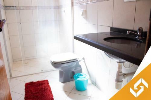 Casa Com 03 Quartos E Piscina Aquecida Em Bairro Residencial