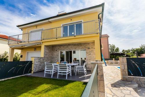Beach Villa Oasis With Swimming Pool, Sup & Seaview