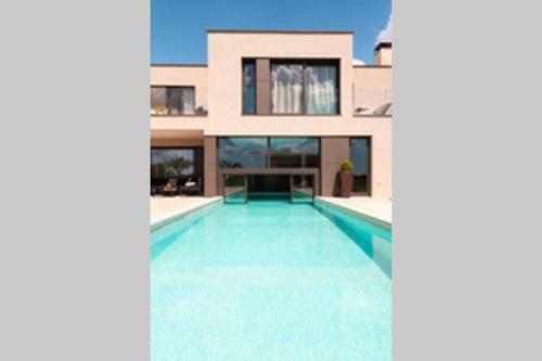 Luxury Villa G2 With Indoor & Outdoor Pool