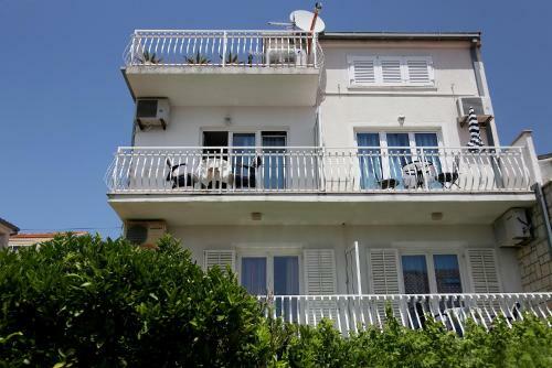 Hostal Tanya-apartments And Rooms