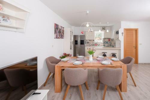 5 Bedrooms Holiday House With Sea View