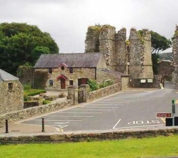 Manor Holiday Home-sleeps 8