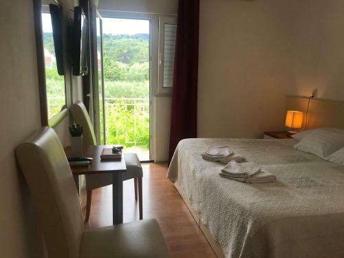 Hostal Spacious Bedroom For Two With Pool View - Pansion Hajduk