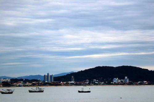 Curta Praia de Arma��o - Casa Girassol