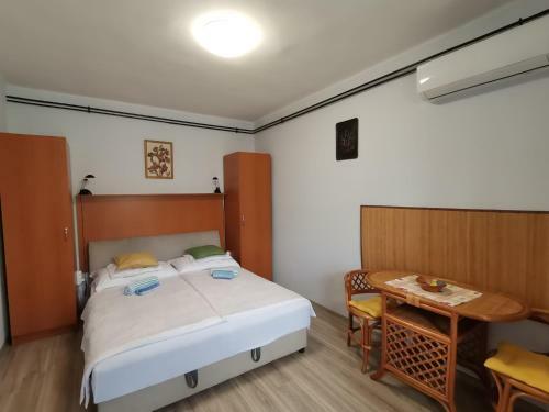R�zsa Apartman