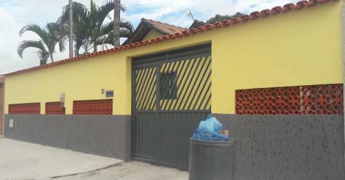 Casa de F�rias Amarela Em Prado