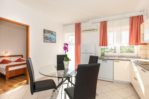 Apartments With Pool Ivana Krk