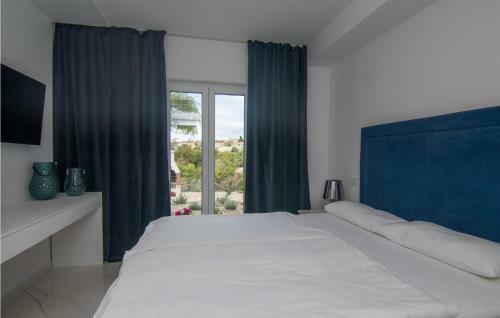 Amazing Home In Krk With 8 Bedrooms