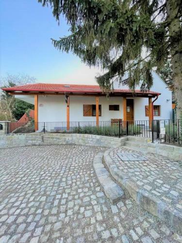 Villa D�me's Point