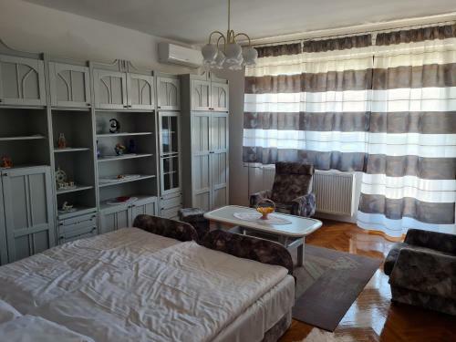 Gy�ngyvir�g Apartman Lenti
