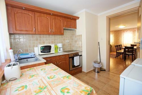 Zoli Apartmanok-br�dy 51-53