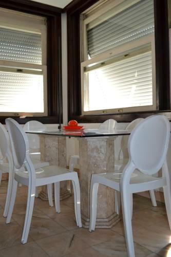 Roxy Apartments