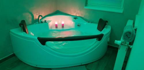 Hostal Jacuzzi Room